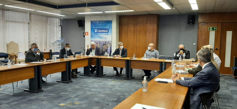 foto mostra membros da reitoria da unicamp e da prefeitura de campinas em uma reunião