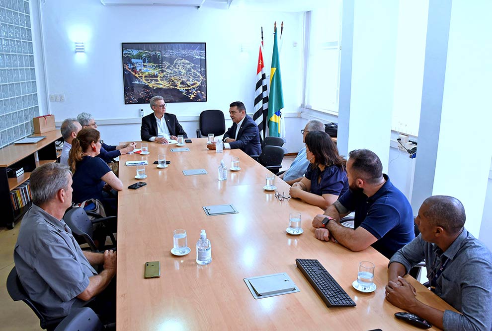 Visita contou com representantes da administração central e