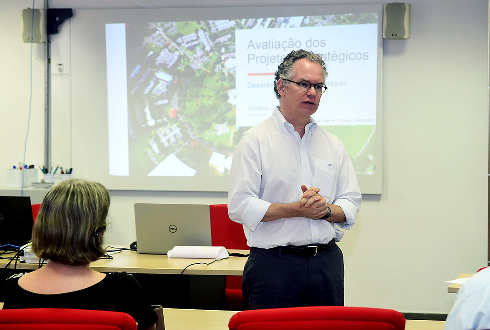 O reitor da Unicamp, Marcelo Knobel, abre a reunião no auditório do (EA)2