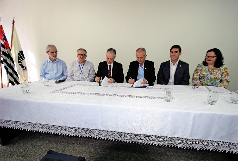 Documento foi assinado hoje entre o prefeito Mário Botion, o reitor Marcelo Knobel, e o diretor do Cotil, José Roberto Ribeiro
