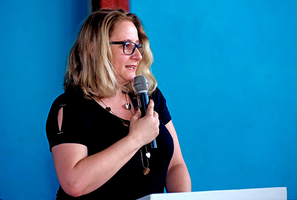 mulher fala ao microfone