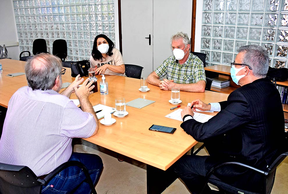 O reitor Antonio José de Almeida Meirelles, Tom Zé, recebe Lee Rybeck Lybd, diretor do Laboratório A2G está abrigado no CBMEG e na FEQ,