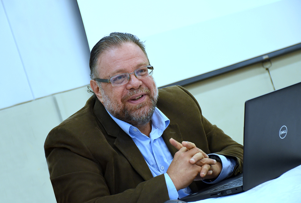 Professor José Augusto Mannis, idealizador do Centro de Documentação em Música Contemporânea, fala em conferência de abertura dos 30 anos de comemoração do órgão.