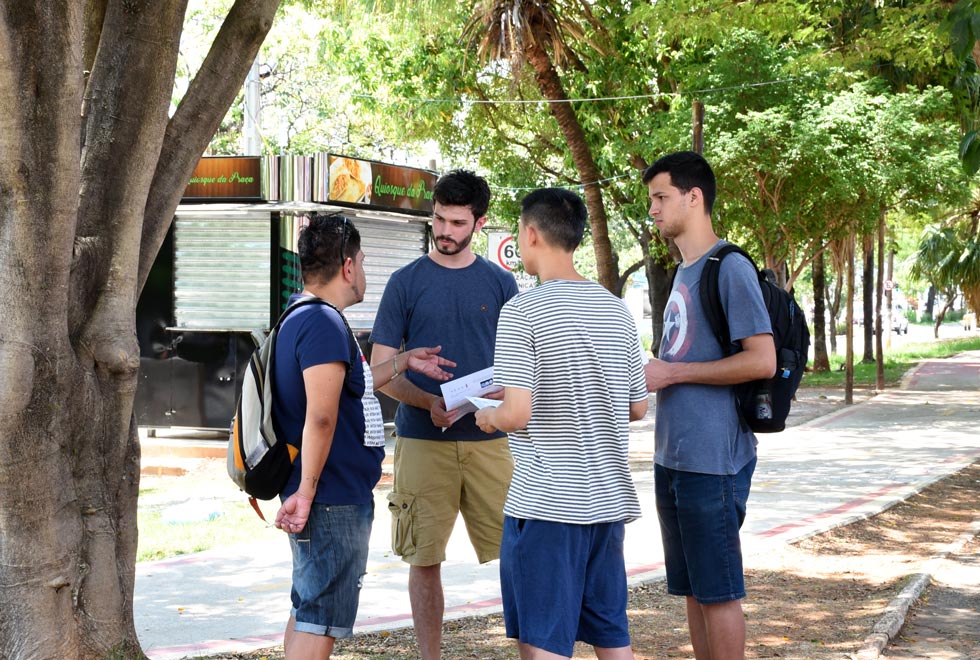 alunos falam com a população