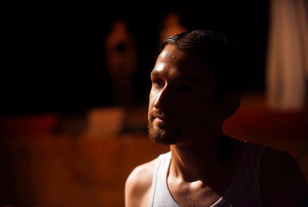 Gabriel Pestana, do Coletivo Teatro do Barro, trabalho na montagem de "O Sonho", peça de August Strindberg