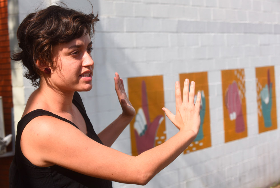 Mural do projeto "Mão Dupla" chama atenção para inclusão de surdos nas artes e na universidade