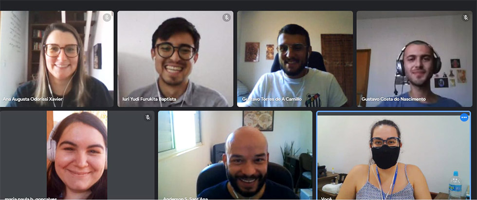 audiodescrição: print da reunião, via meet, da equipe do podcast 