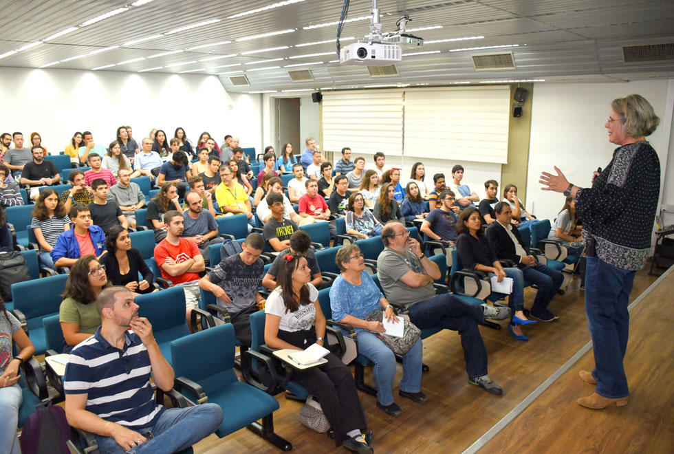 foto mostra mônica cotta no palco, durante sua apresentação, e a plateia acompanhando