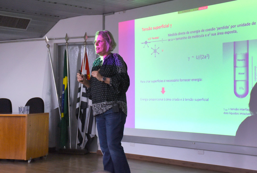 foto mostra monica cotta, enquadrada da cintura para cima, no palco, durante sua apresentação