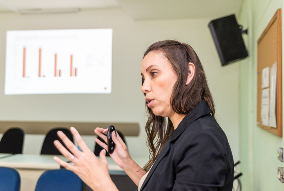 Isabella Miquilin, pesquisadora em saúde coletiva, explica pesquisa sobre ingresso precoce das mulheres no mercado de trabalho