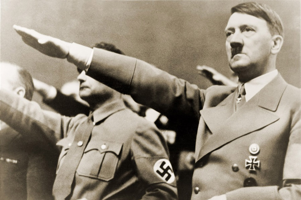 Hitler faz gesto nazista