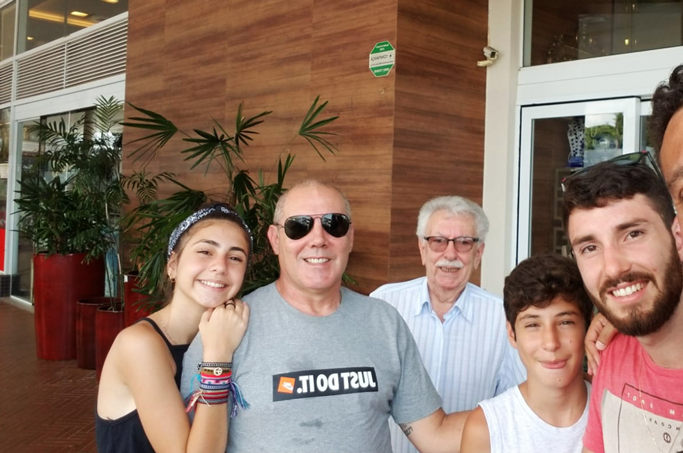 Neldo ao fundo, Neldinho e os netos Isabela, Mateus e Gabriel