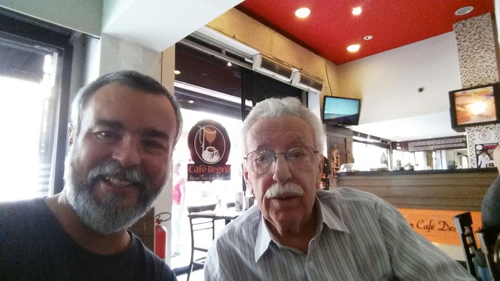 Em foto mais recente com Ronaldo Faria, "o filho carioca", no Café Regina, do qual era assíduo