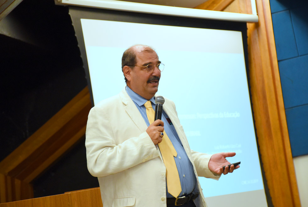 foto nostra luiz roberto curi durante sua apresentação