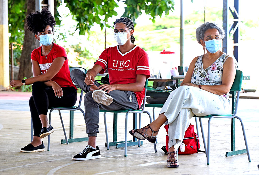 Silvia Santiago foi acompanhada por Janaína Alves da Hora e Messias Loiola, alunos negros do curso de Medicina: conversa com cerca de 200 estudantes sobre educação, racismo e a política de cotas raciais