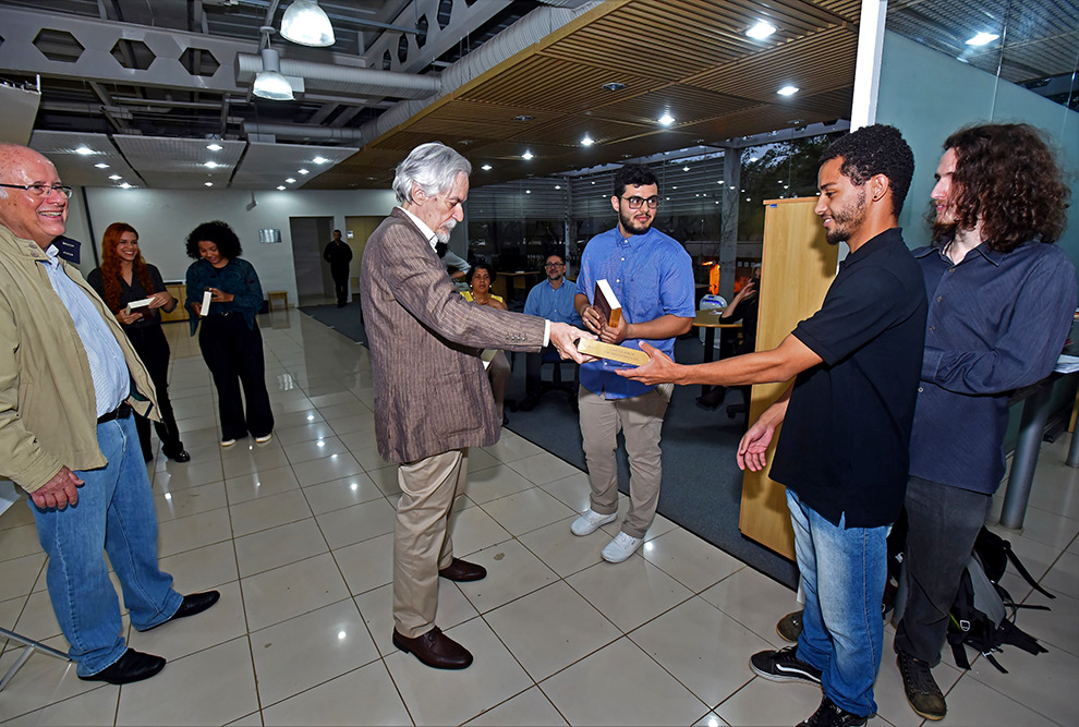 O professor Jose Mario Martinez entrega certificado e livros para os grupos 