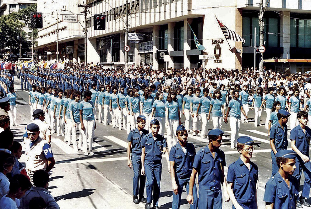 Patrulheiros durante desfile do dia 7 de setembro na Avenida Francisco Glicério, centro de Campinas, na década de 90