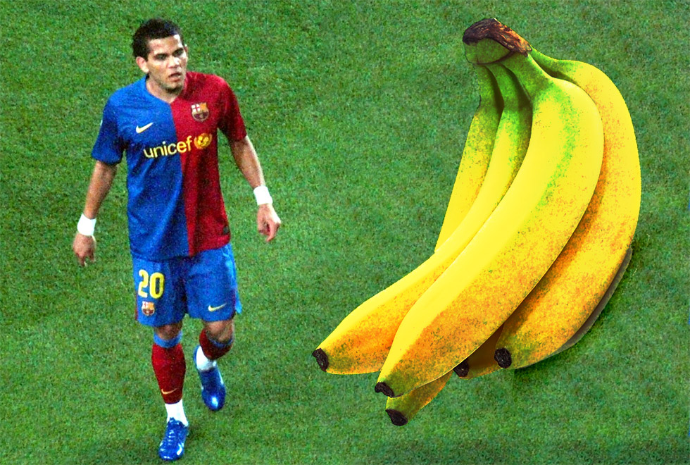 O jogador de futebol Daniel Alves é vítima de racismo