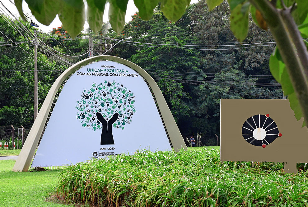 Logo do programa pode ser visto nas entradas do campus de Campinas