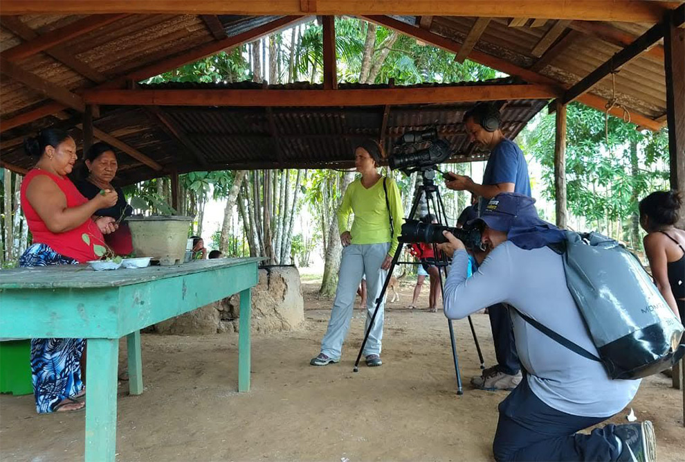 Equipe de jornalismo da SEC e Comvest durante gravação na comunidade Yamado