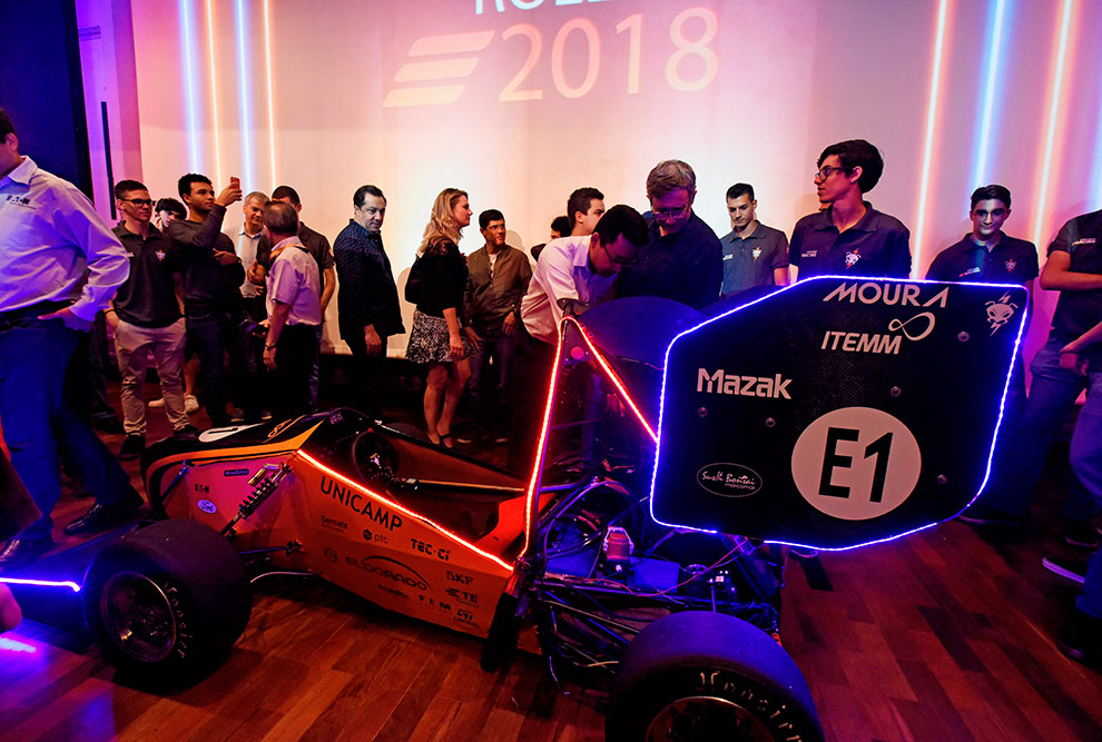 no palco novo carro apresentado pela equipe 