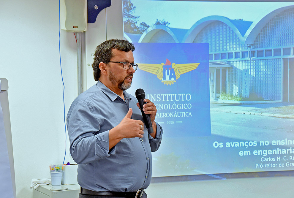 pro-reitor de graduação do ITA durante palestra