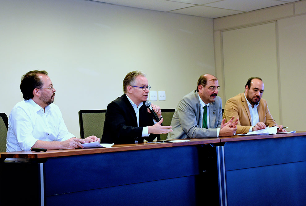 mesa de abertura da palestra com o reitor e as outras autoridades