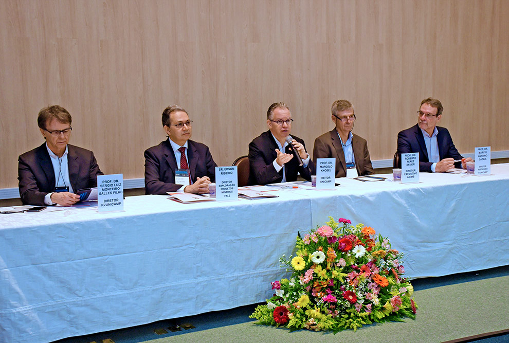 O reitor, na mesa de abertura