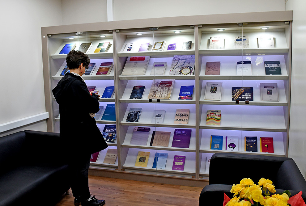 mulher vitrine com livros
