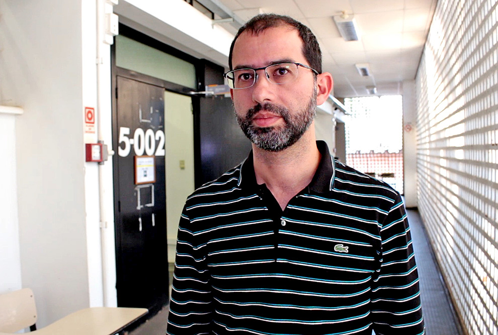 audiodescrição: fotografia colorida do professor Paulo Dias