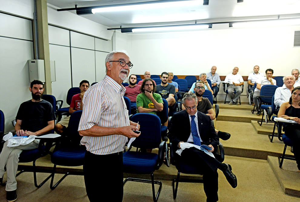 audiodescrição: fotografia colorida do professor Geromel