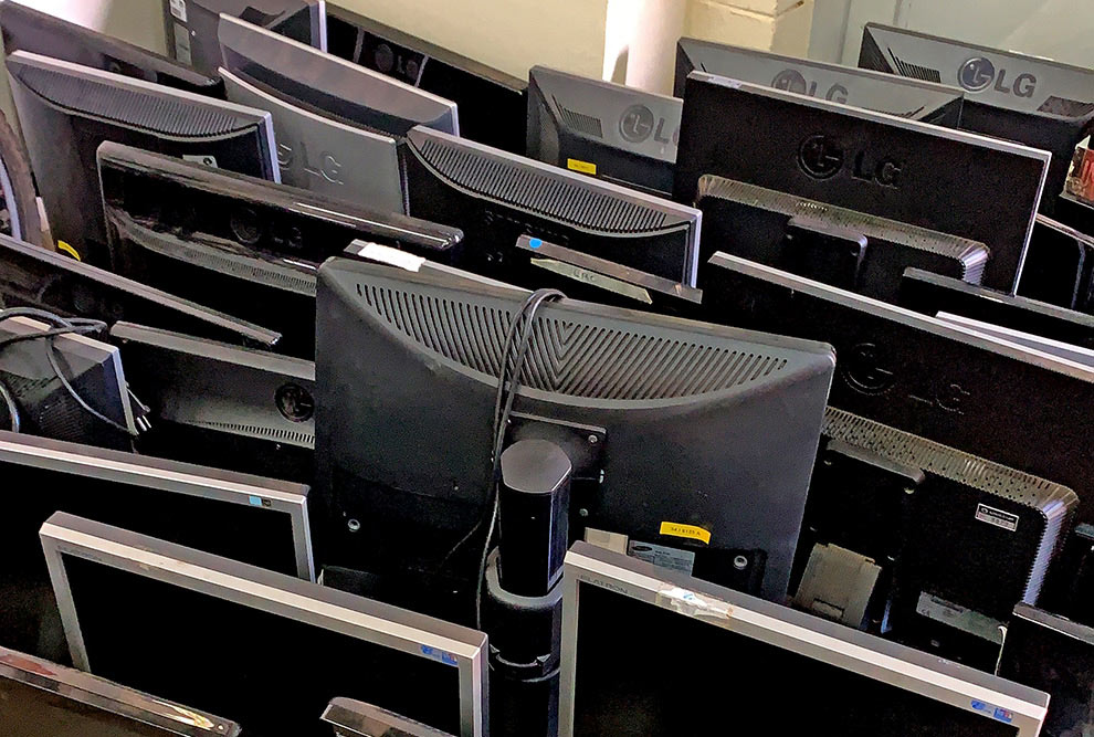 foto mostra monitores de computadores recolhidos das unidades que serão emprestados aos alunos