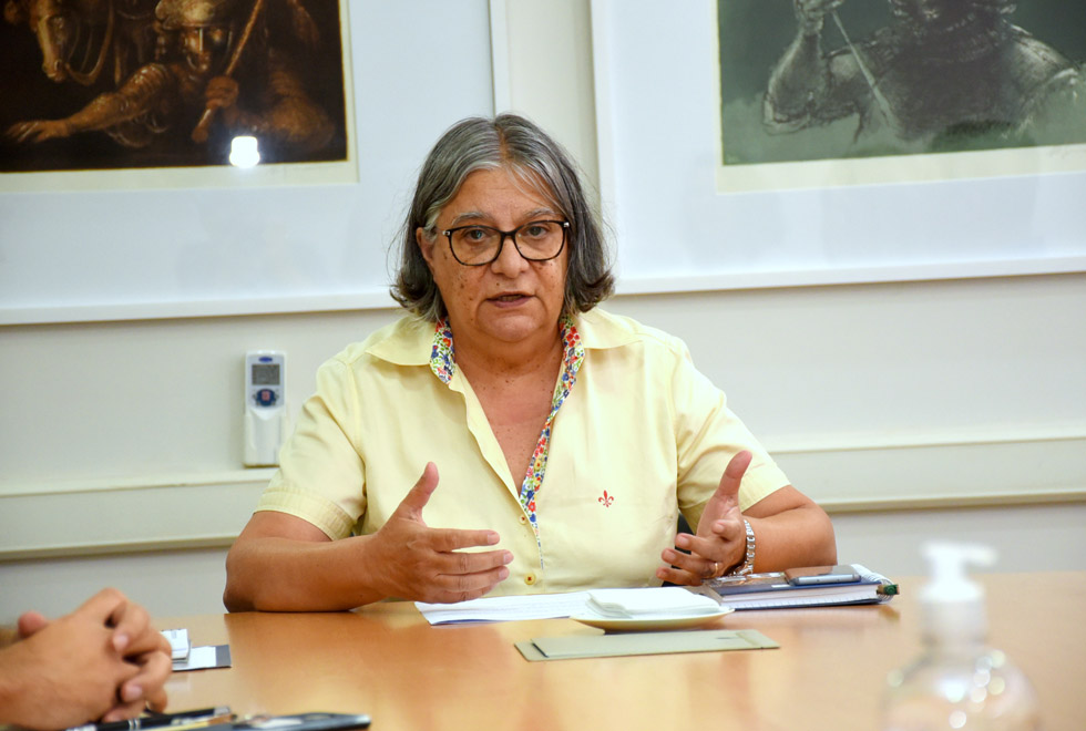 audiodescrição: fotografia colorida da coordenadora geral da unicamp, teresa atvars