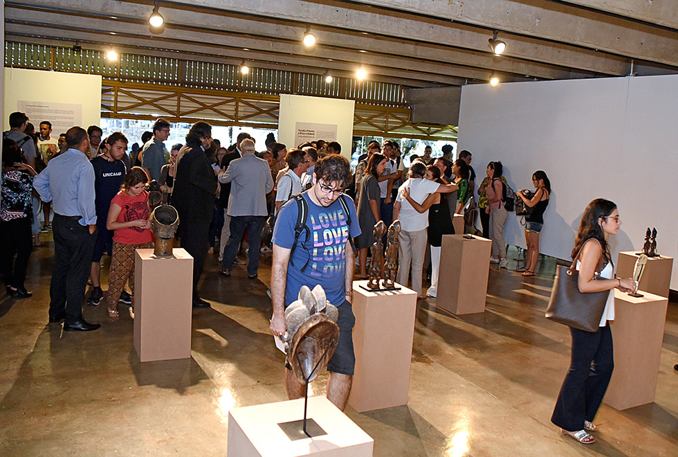 Exposição com objetos da coleção de Rogério Cerqueira Leite