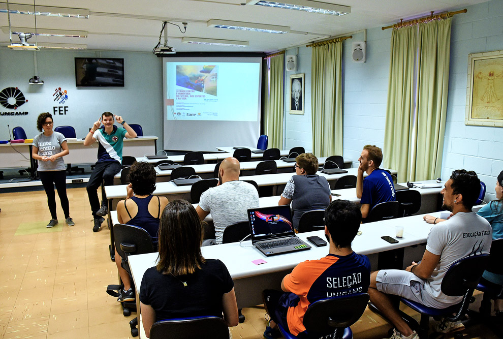 sala com estudantes e professores