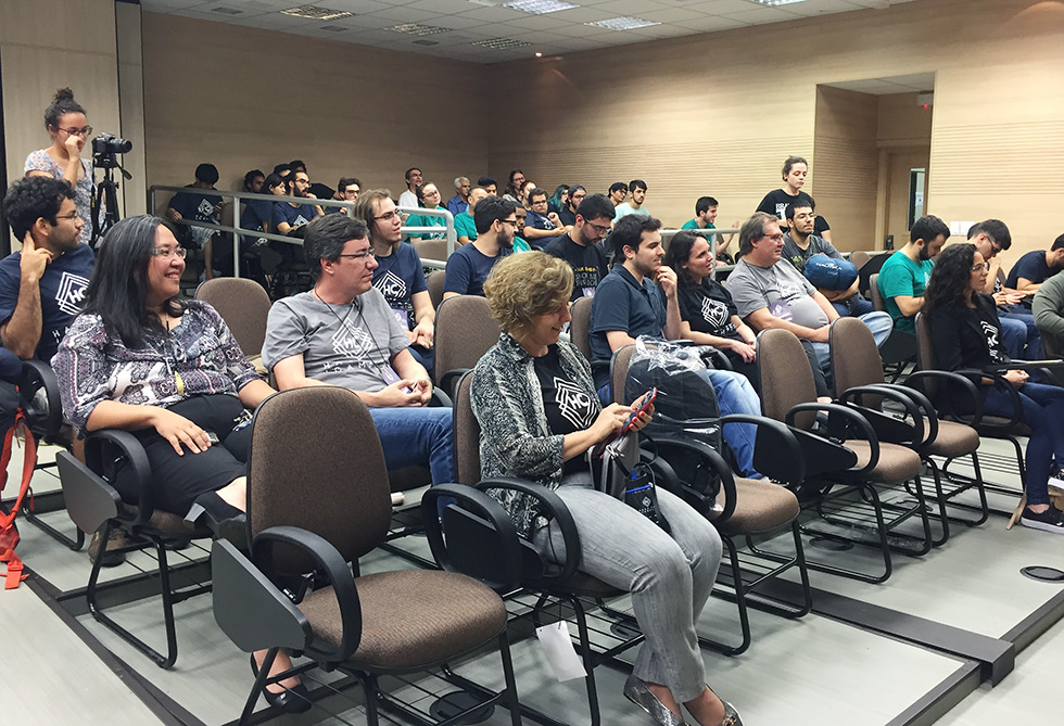 Plateia assiste sentada a premiação do evento 