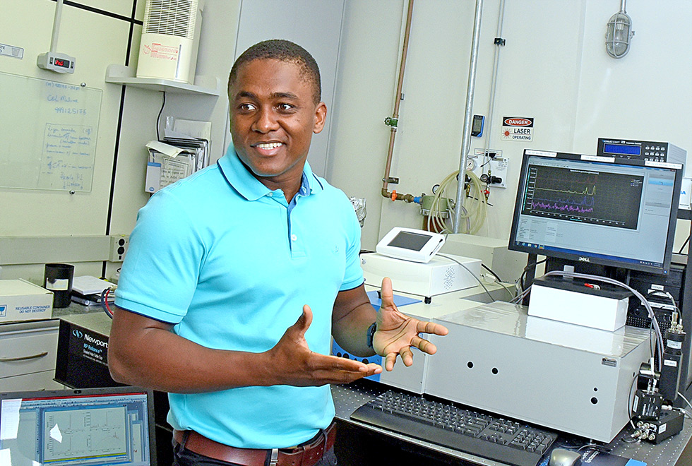 Lanousse, de camisa pólo verde, mostra equipamento de laboratório durante a entrevista