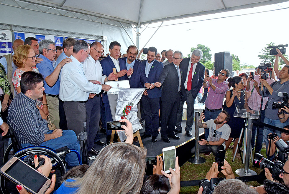 Descerramento de placa de inauguração do Hospital de Piracicaba, administrado pela Unicamp