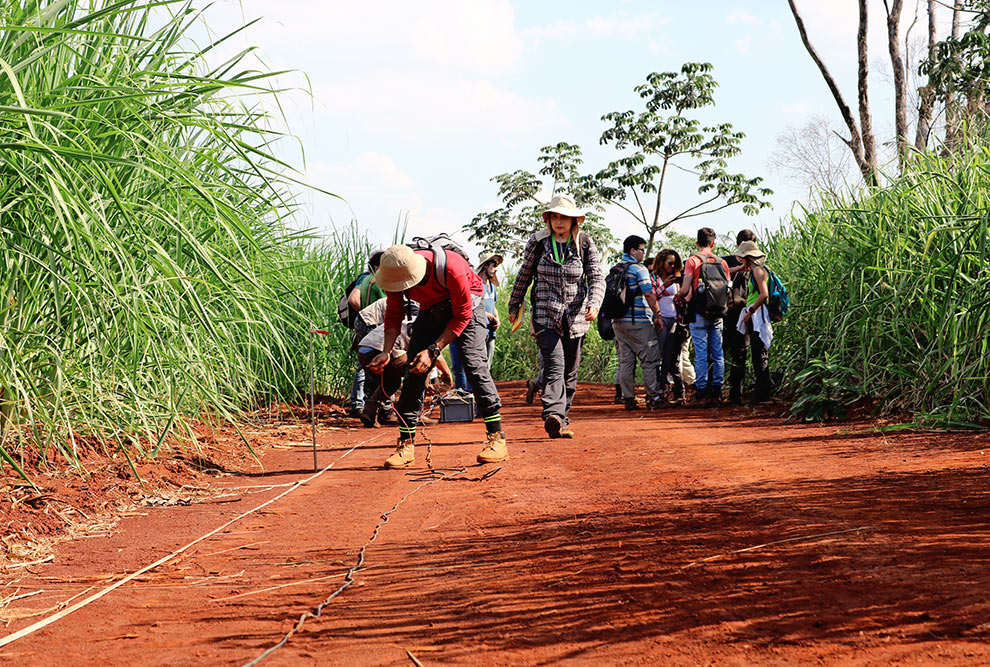 Método da eletrorresistividade – a técnica de caminhamento elétrico em uma estrada da Fazenda Argentina. Essa técnica se baseia na emissão de corrente elétrica entre hastes de metal (eletrodos) para medir a diferença de potencial entre outros dois eletrodos, o que permite calcular a resistividade do material em subsuperfície