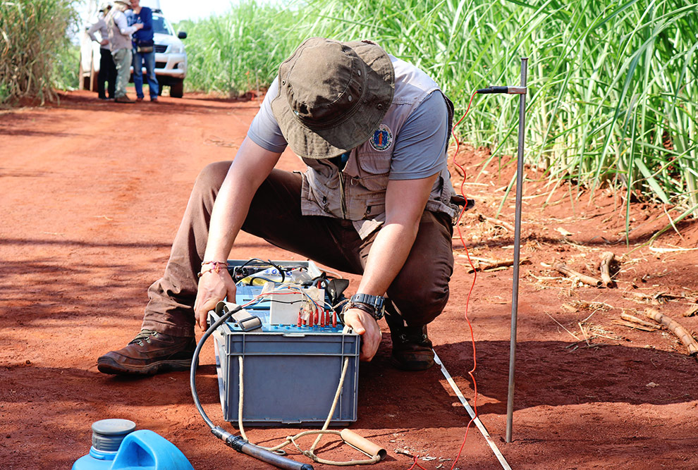 Método da eletrorresistividade – a técnica de caminhamento elétrico em uma estrada da Fazenda Argentina. Essa técnica se baseia na emissão de corrente elétrica entre hastes de metal (eletrodos) para medir a diferença de potencial entre outros dois eletrodos, o que permite calcular a resistividade do material em subsuperfície.