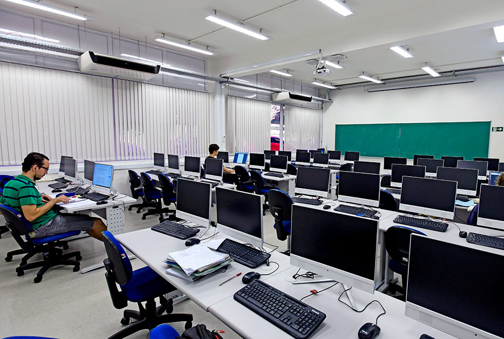 Laboratório com vários computadores. Está vazio