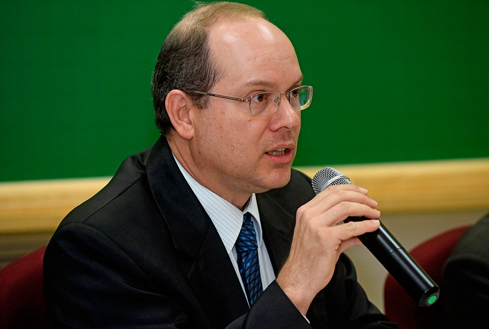 homem fala ao microfone