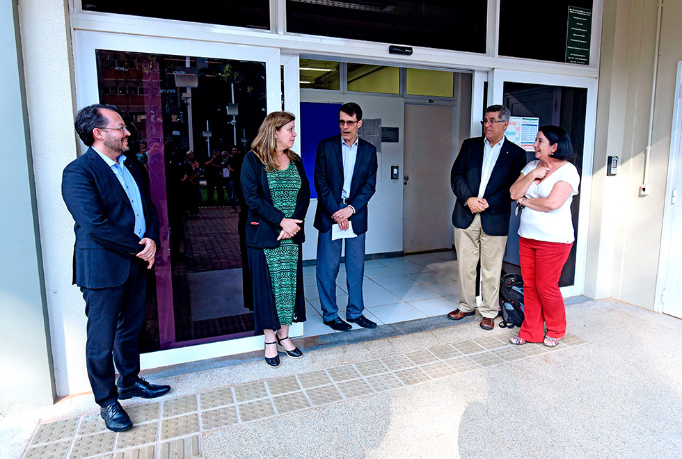 Autoridades se concentram na entrada do prédio para o descerramento da placa