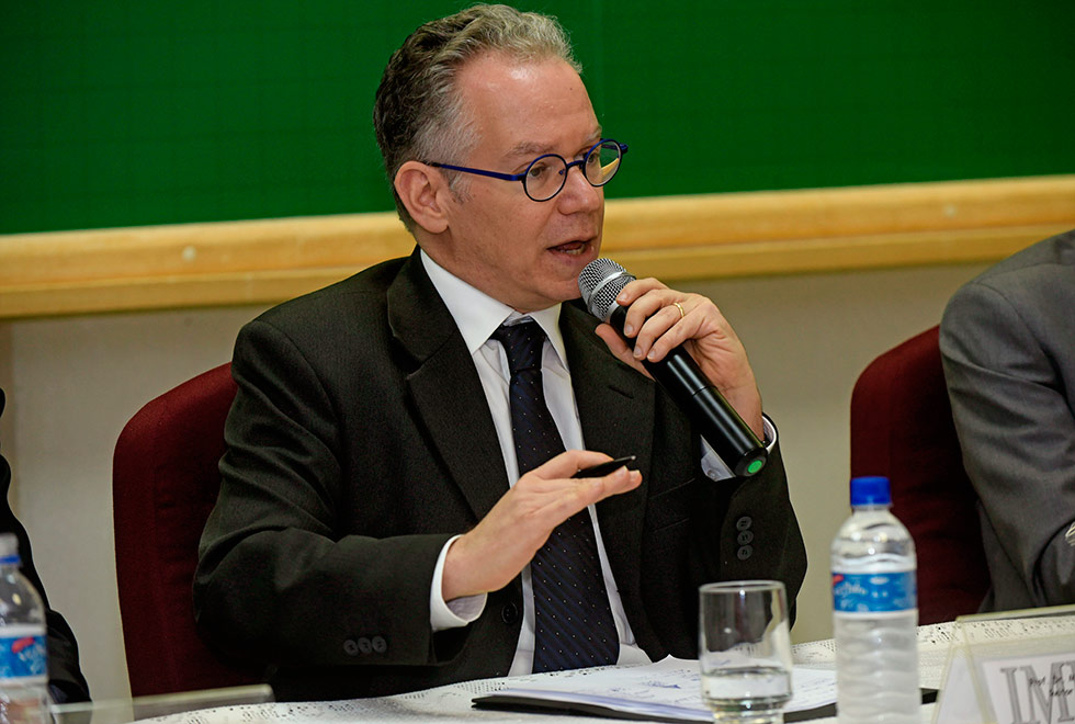 Reitor fala ao microfone