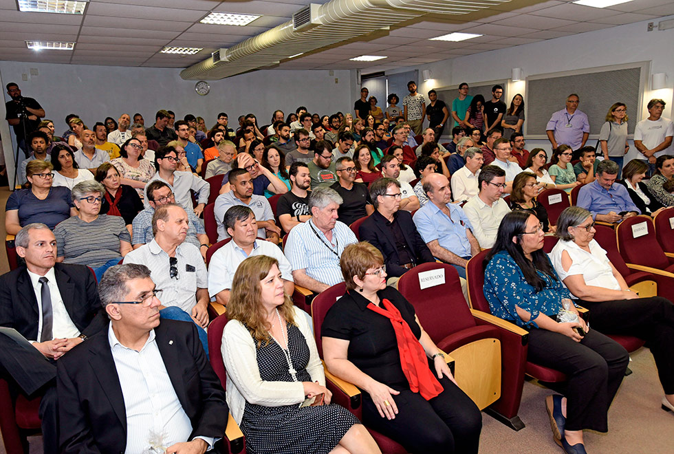 autoridades e público acompanham cerimônia
