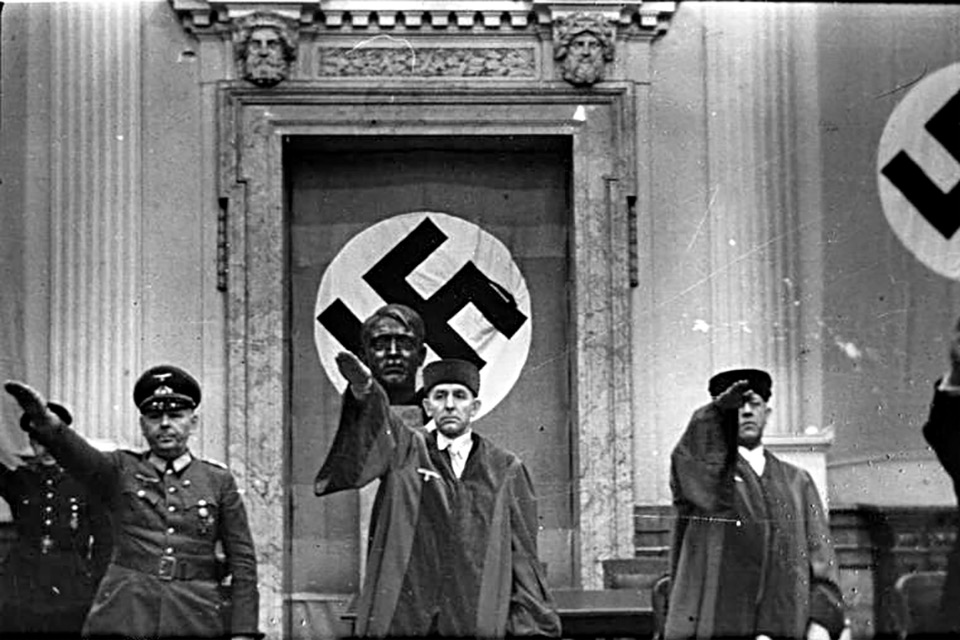A Volksgerichtshof (Corte do Povo) foi oficializada em 1934 para processar “traidores”