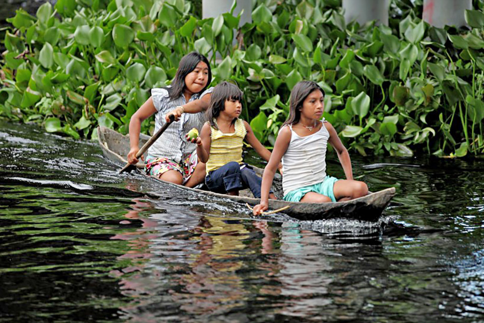 Conhecidos como “povo da canoa”, índios Warao da aldeia Curiara navegam no Delta Orinoco, na Venezuela (Foto: Divulgação)