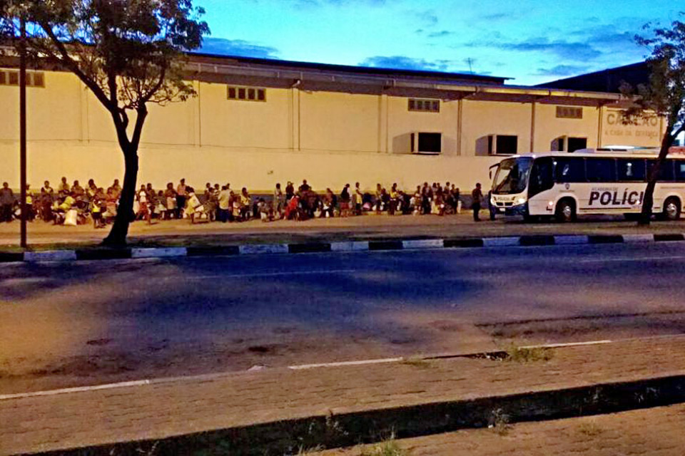 Indígenas Warao detidos na madrugada do dia 9 de dezembro de 2016: à espera da deportação (Divulgação PM/Folha de BV)