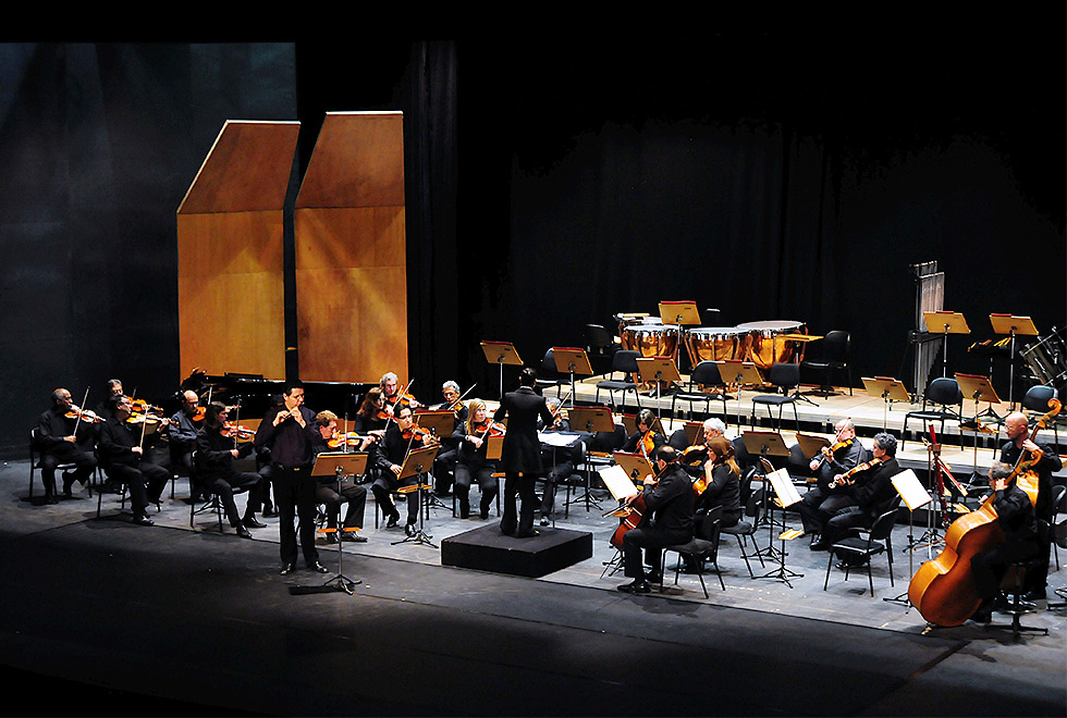 Músicos da Orquestra Sinfônica de Campinas, com seus instrumentos, no palco do Teatro do Centro de Convivência Cultural de Campinas. | Foto: Antonio Scarpinetti