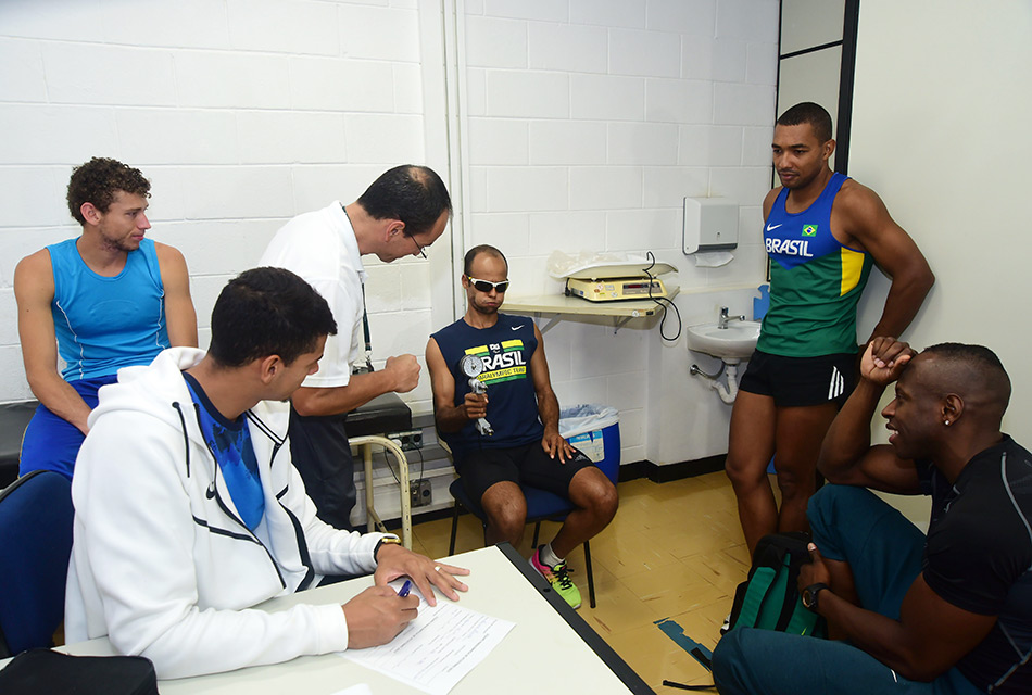 Mauro Pascoa e atletas em sala de exame
